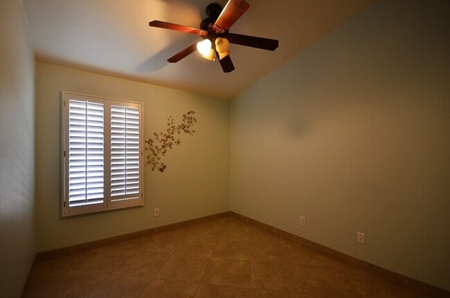 Building Photo - 1108 E Betsy Ln