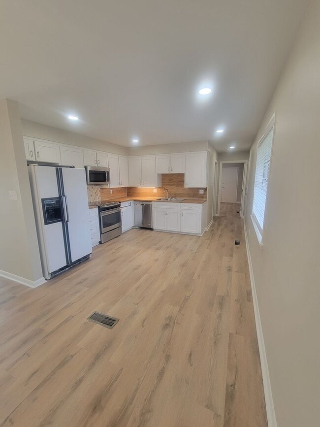 Building Photo - Make Midtown living your own!