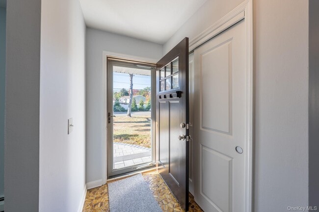 Building Photo - 831 Sycamore Ave