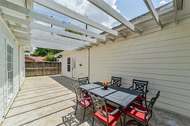 Building Photo - 9660 Fairdale Ln