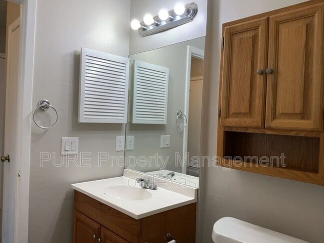 Building Photo - 608 Greenlawn Blvd