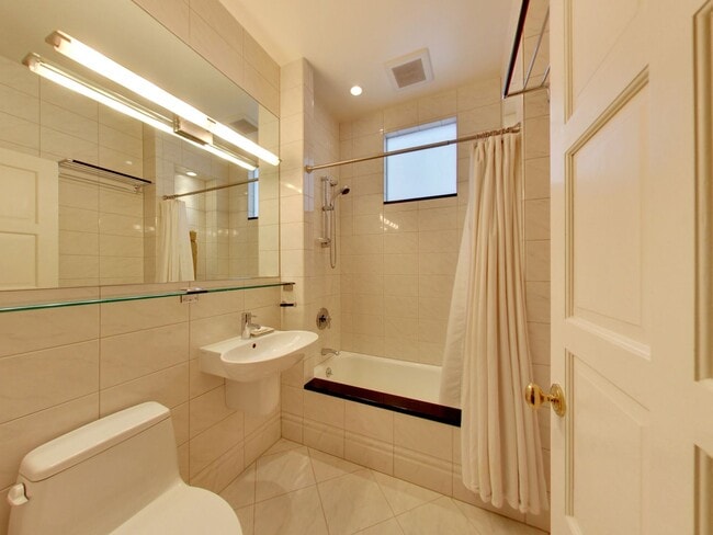 Building Photo - STUNNING 2/2 W/ Dining Room and LARGE Atti...