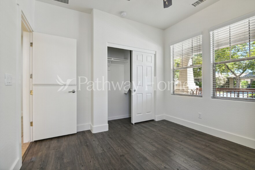 Building Photo - 20996 W White Rock Rd