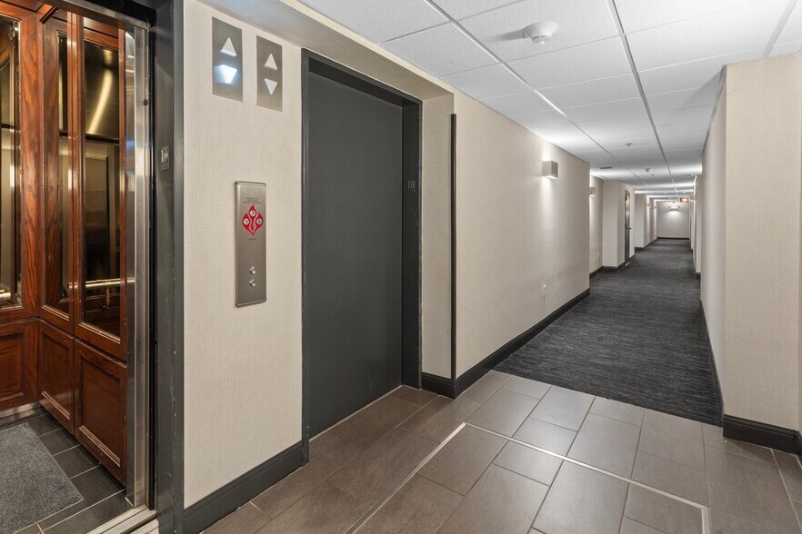 Building Photo - 250 E Harbortown Dr