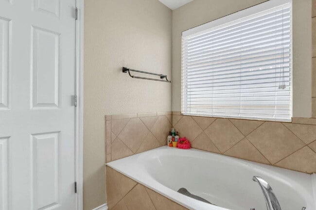 Building Photo - "Charming 3-Bedroom Home with ONE MONTH FREE!*"