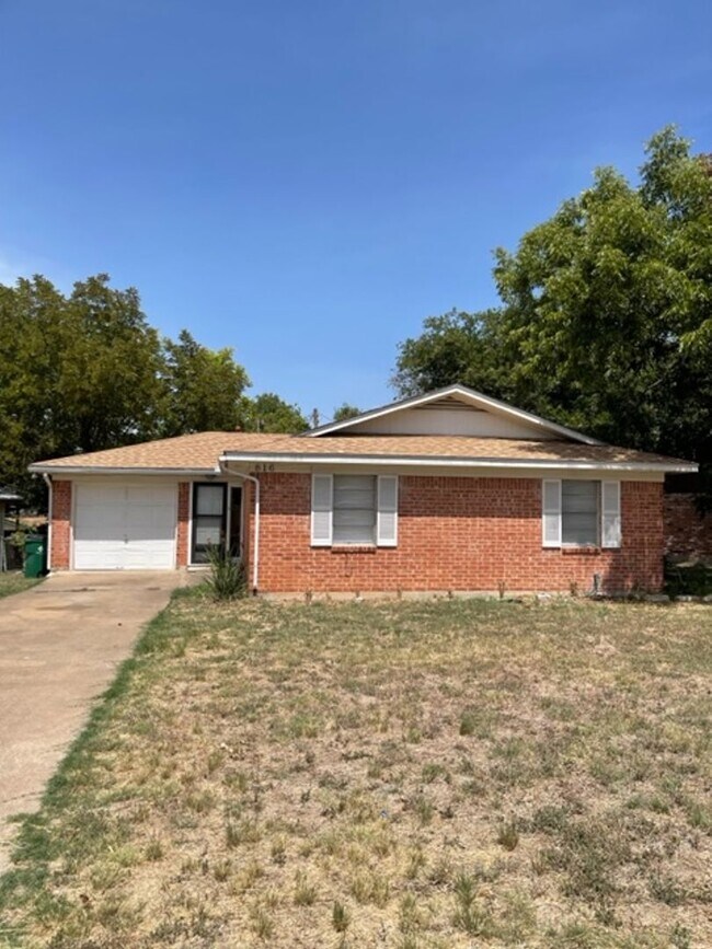 Primary Photo - 816 Horseshoe Dr