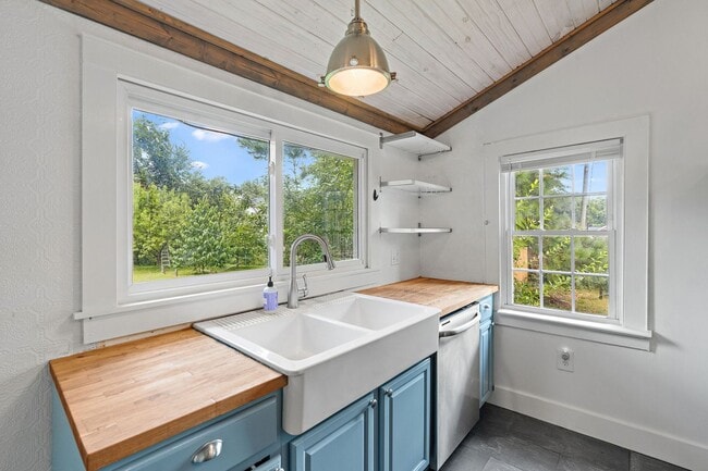 Building Photo - Adorable East Nashville Cottage w/ HUGE Fully-Fenced backyard!