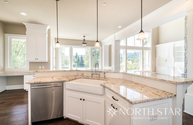 Building Photo - Executive Custom Home with River View on Acreage in West Linn