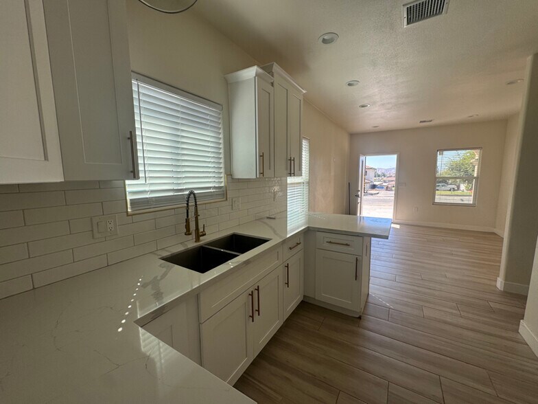 Building Photo - 1410 E Yucca Dr