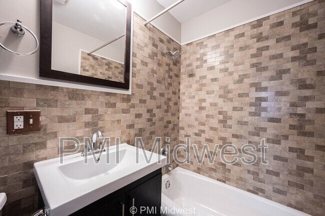 Building Photo - 140 Maple Park Dr