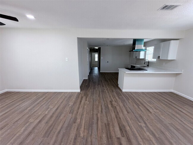 Building Photo - 2915 Creston Dr