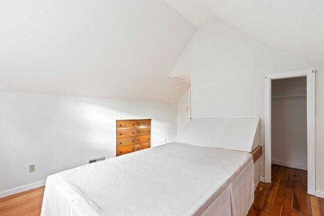 Building Photo - 3215 SE 53rd Ave