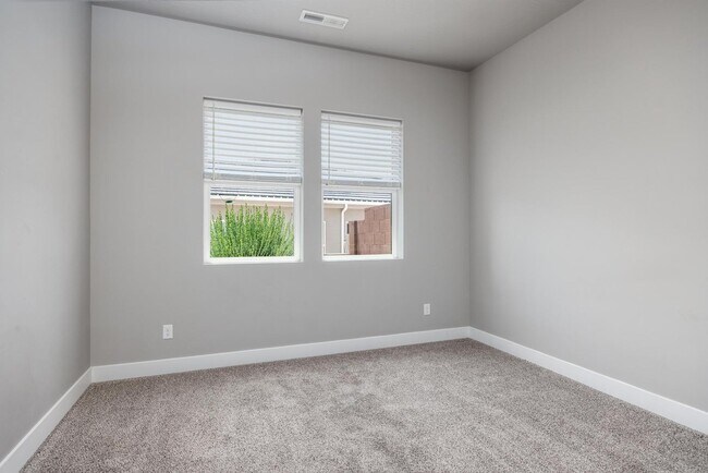 Building Photo - 1861 N Mountain View Dr