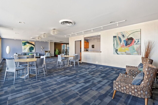 Building Photo - 4343 N Clarendon Ave