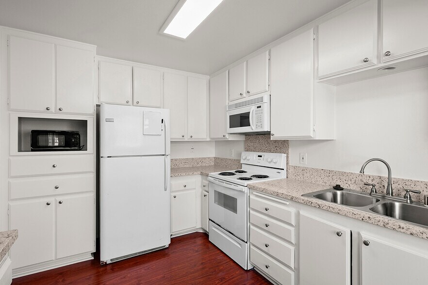 Building Photo - 3216 Caminito Eastbluff