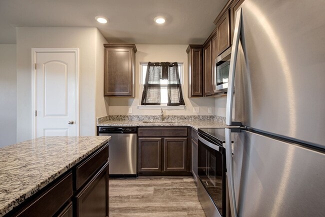 Building Photo - $500 Off the First Full Months Rent!!