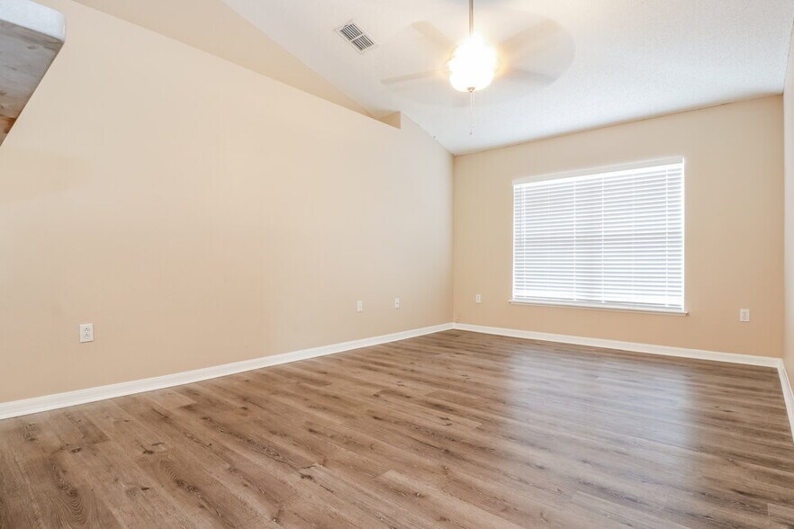 Building Photo - 14017 Tudor St