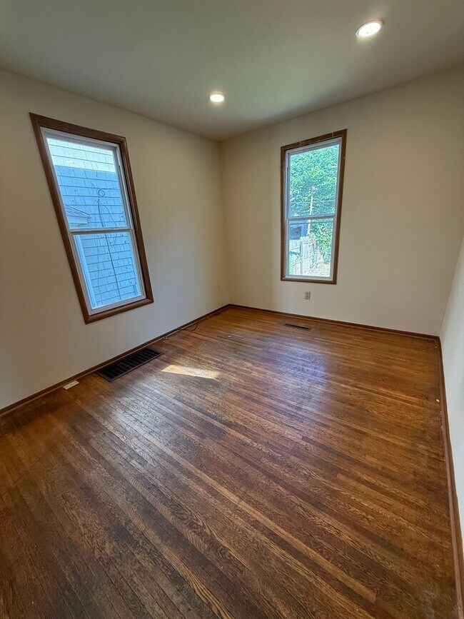 Building Photo - 3 bedroom 1 bath single family home with yard.