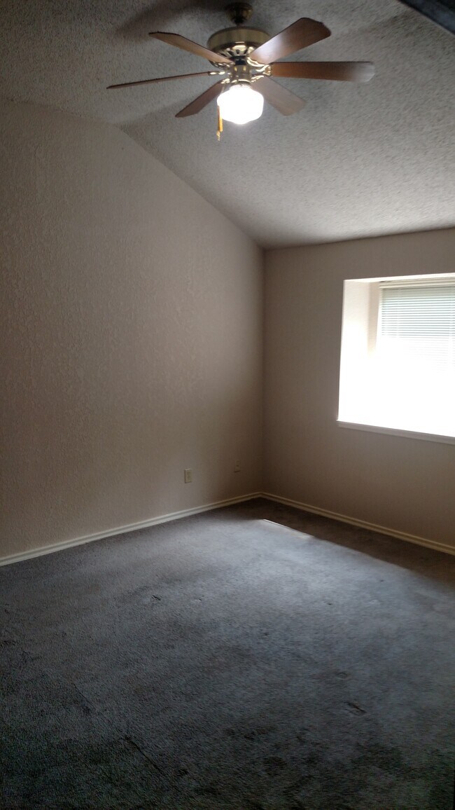 Building Photo - 2618 Trumpet Dr