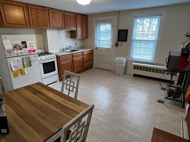 Building Photo - 797 Main St