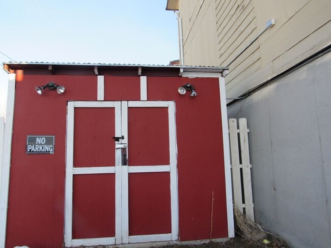 Building Photo - Centrally Located, 2 Bedroom Townhouse w/Garage