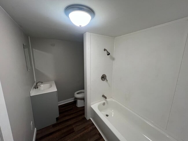 Building Photo - 3 bed 2 bath