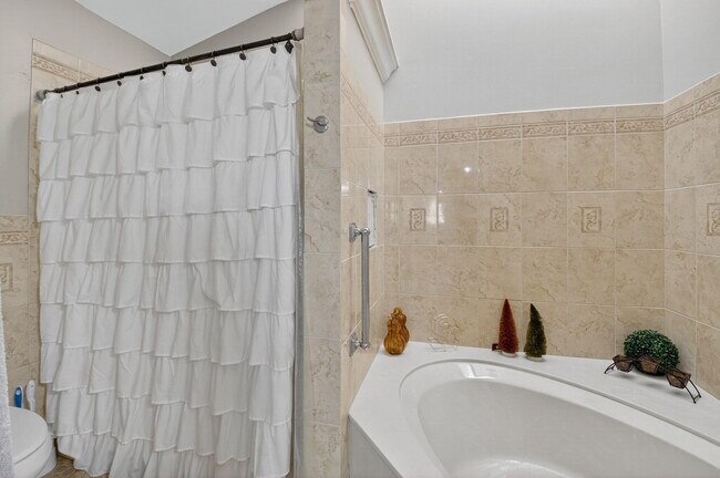 Building Photo - 190 Temple Ave