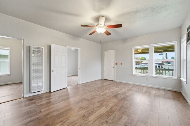 Building Photo - Feel Right at Home in This Inviting 2-Bed Gem