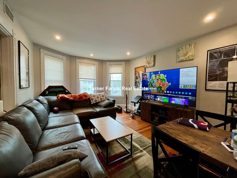 Building Photo - 24 Pond St