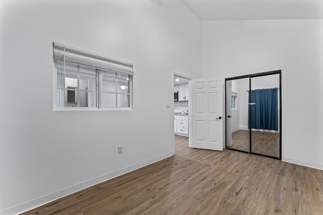 Building Photo - "Experience Luxurious Living: Spacious 4-B...