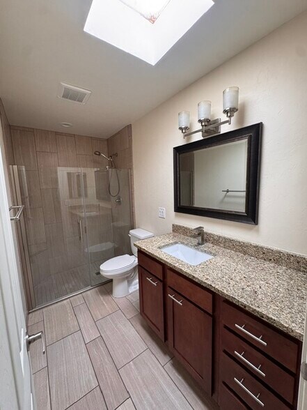 Hall Bathroom - 1448 E Carmelita Dr