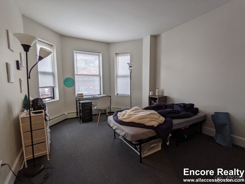 Building Photo - 822 Beacon St