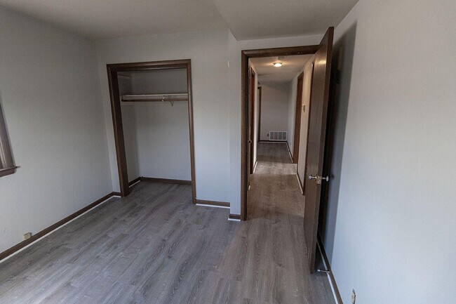 Building Photo - 1804 Sylvan Ln