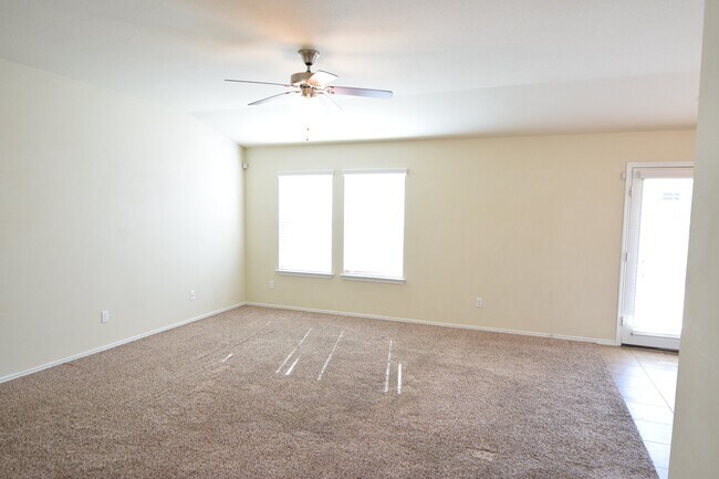 Living area - 5200 Rimes Ct