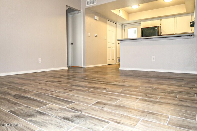 Building Photo - 5198 Viceroy Dr