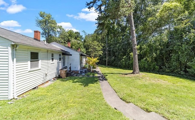 Building Photo - Updated 2 bedroom/ 1 bathroom condo locate...