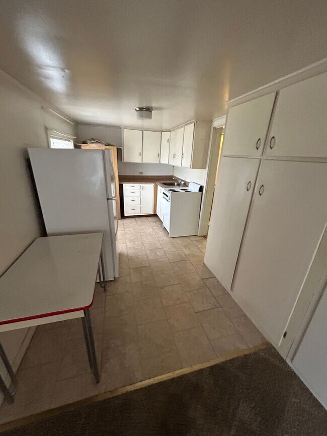 Building Photo - 738 9th Ave W