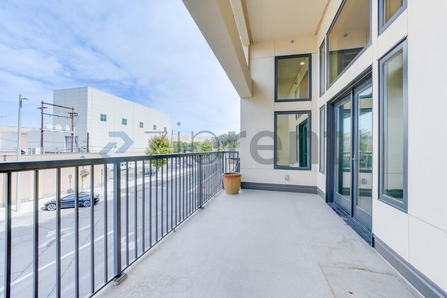Building Photo - Unit 202