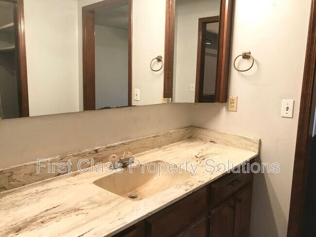 Building Photo - 5316 NW 111th Terrace