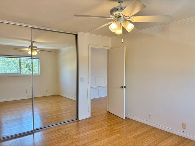 Building Photo - Bright and Spacious Quiet Corner 2 Bed/ 2 Bath with Private Balcony, Views, In Unit Laundry and P...