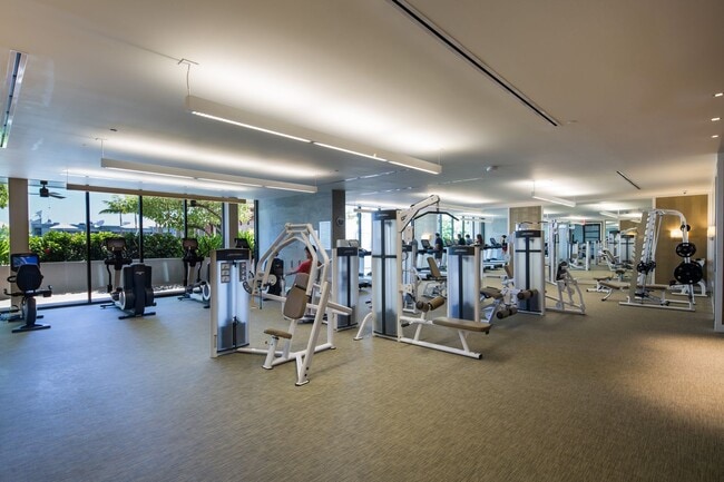 Building Photo - Symphony 2 Bed, 2 Bath, 1 Parking, Mountain views in Kakaako