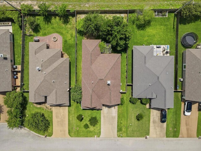 Building Photo - Spacious 3 Bed, 2 Bath House in Edelweiss Gartens Available Now!