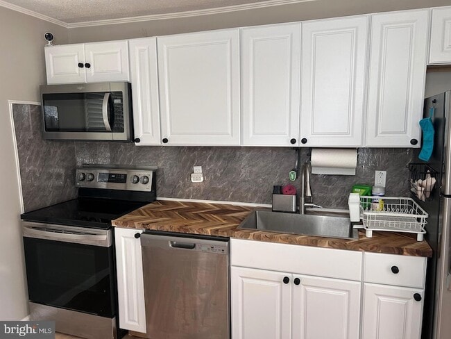 Building Photo - 145 Wilson St