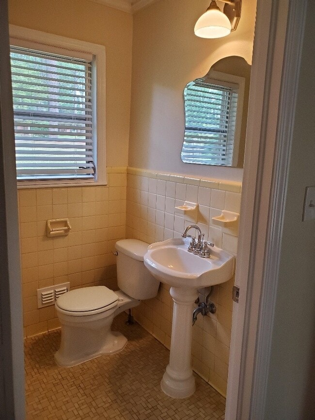 Building Photo - Newly Remodeled Mid Century Style Home!!