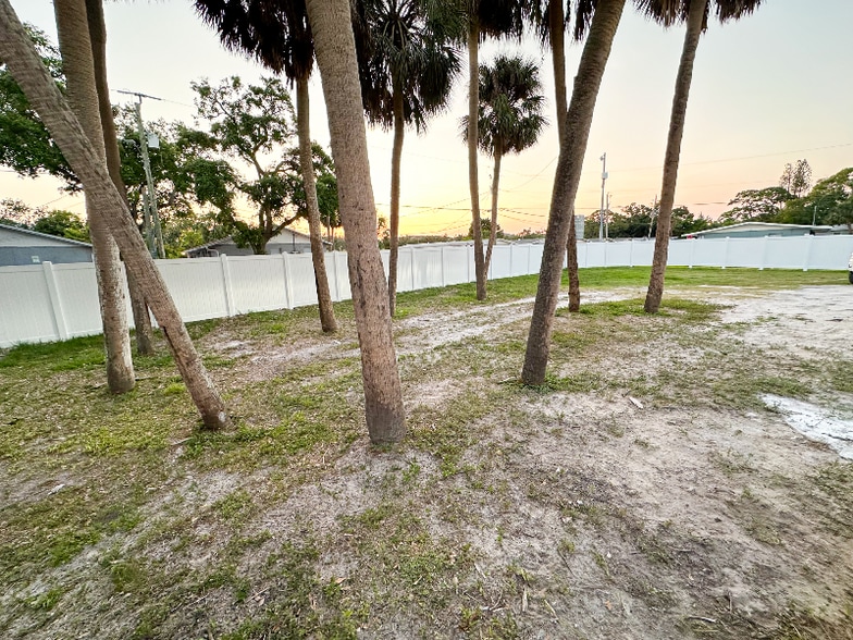 Building Photo - 2370 Leon Ave