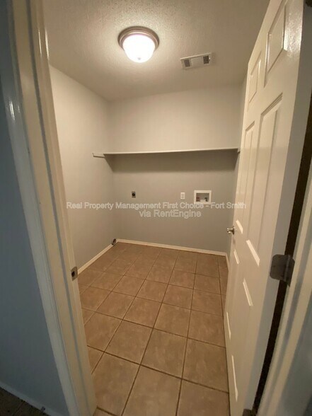 Building Photo - 1475 E Gate Dr