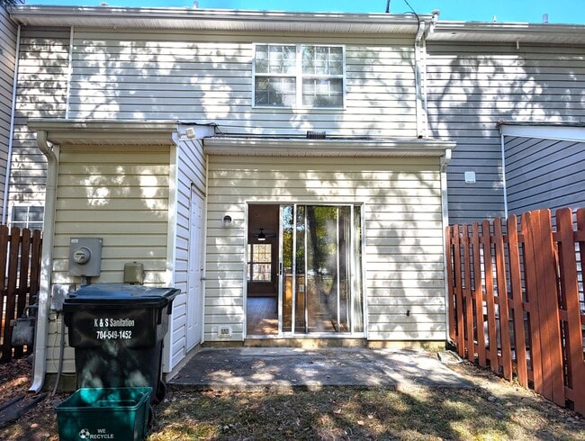 Building Photo - Pristine, 2 bed, 2.5 bath Townhome Located...