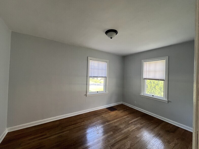 Building Photo - 2021 N Maplewood Ave
