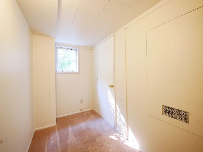 Building Photo - 5 BED & 2.5 BATH SINGLE FAMILY HOUSE FOR RENT