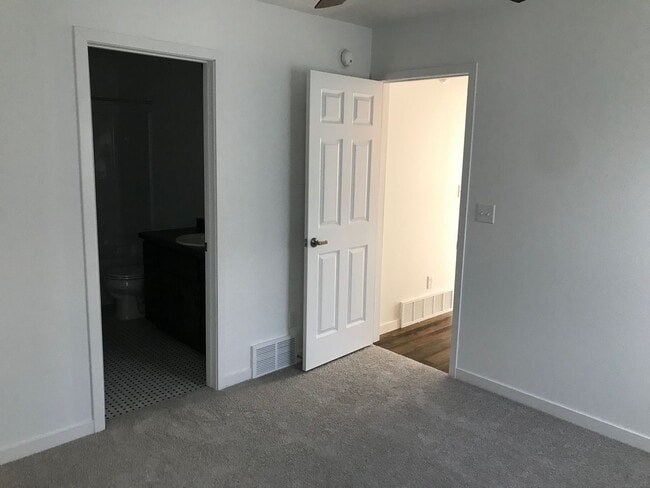 Building Photo - 4 Bed 3 Bath Twin Home